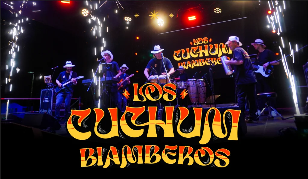 Los Cuchumbiamberos tocando en vivo