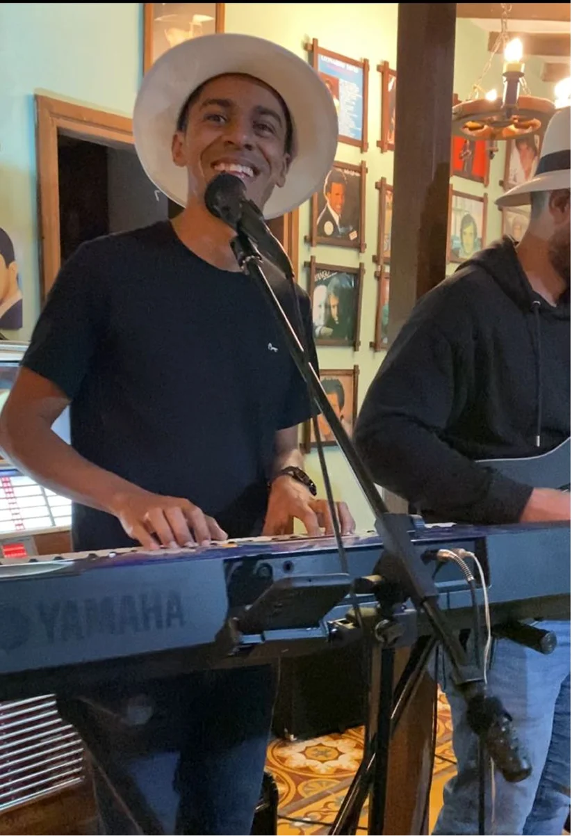Tecladista tocando en vivo
